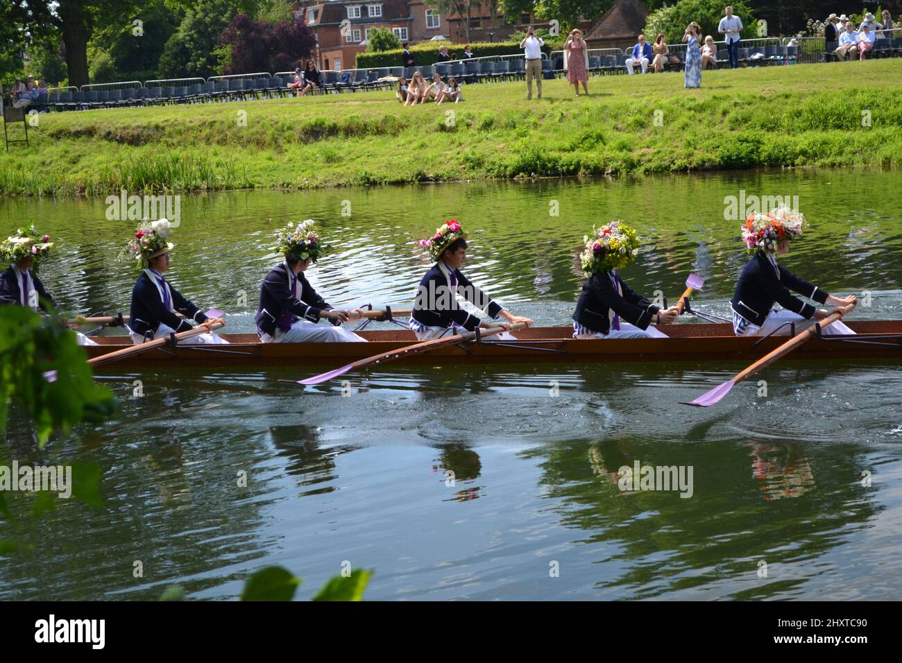 Foto von Studenten beim Kanufahren am Eton College während der Feierlichkeiten zum 4.. Juni Stockfoto