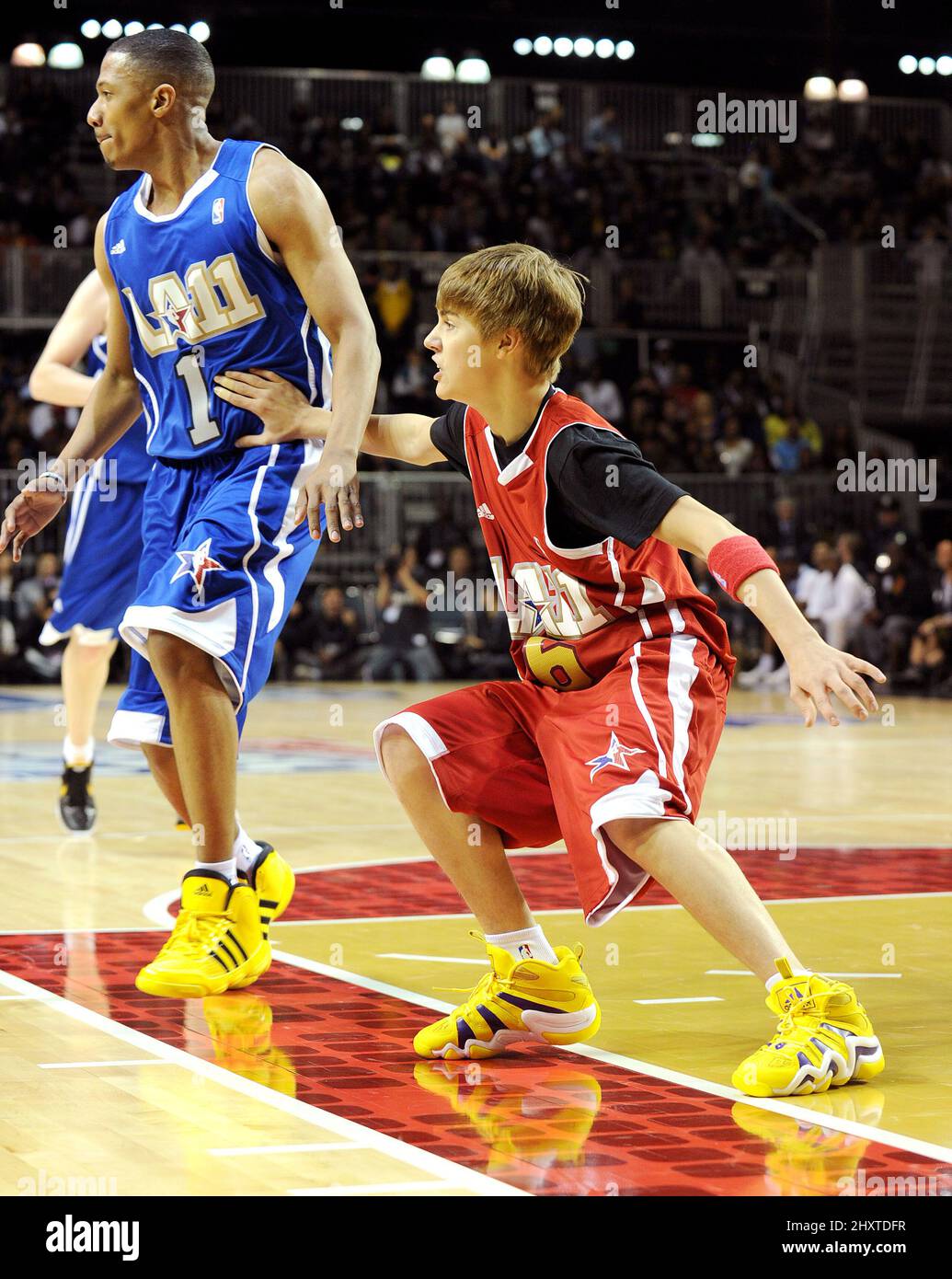 Justin Bieber und Nick Cannon nahmen am BBVA NBA All-Star Celebrity Game 2011 im Los Angeles Convention Center in Los Angeles, USA, Teil. Stockfoto