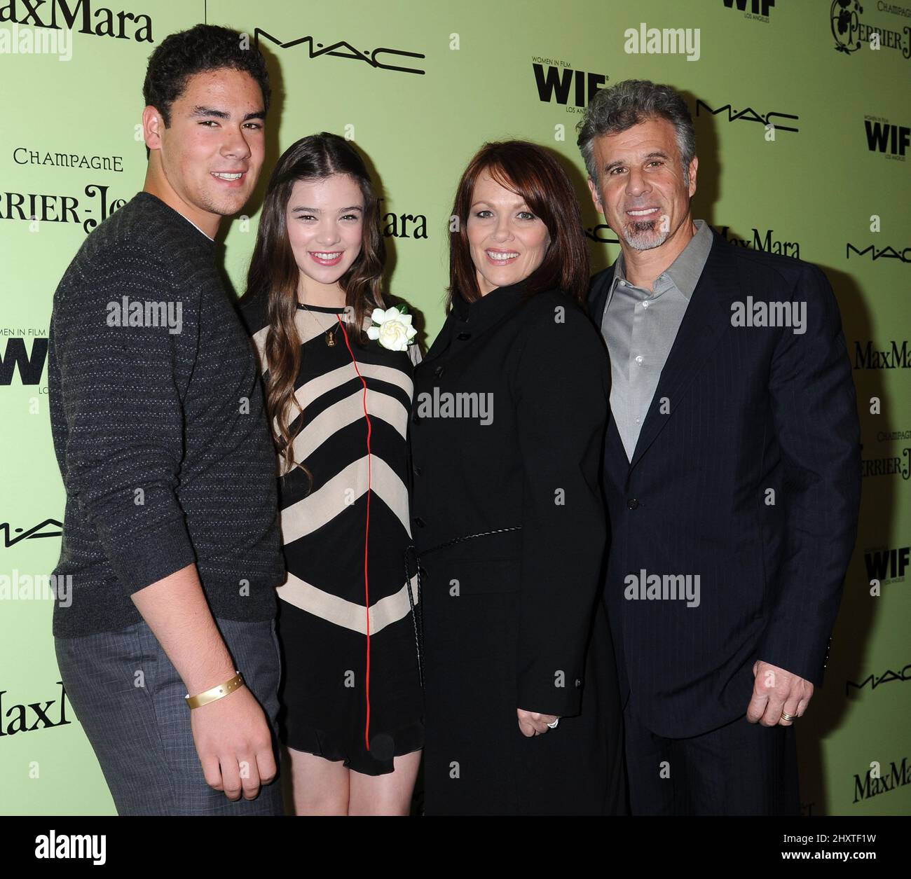 Hailee Steinfeld, Griffin Steinfeld, Cheri Steinfeld und Peter Steinfeld bei der jährlichen Women in Film Pre-Oscar Cocktail Party 4. im Soho House West Hollywood am 25. Februar 2011 in West Hollywood, Kalifornien. Stockfoto