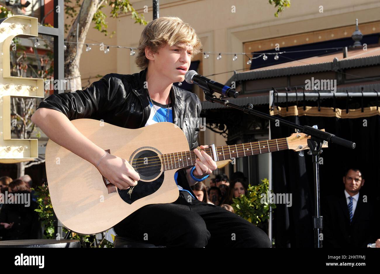 Cody Simpson tritt im The Grove, Los Angeles, auf. Stockfoto