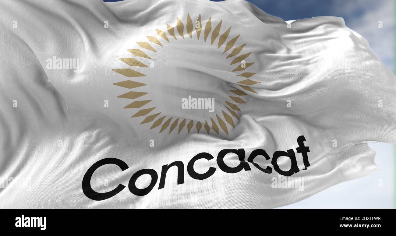 New York, USA, März 2022: Nahaufnahme der Weißen Flagge mit dem im Wind winkenden CONCACAF-Logo. CONCACAF steht für Confederation of North, Cent Stockfoto