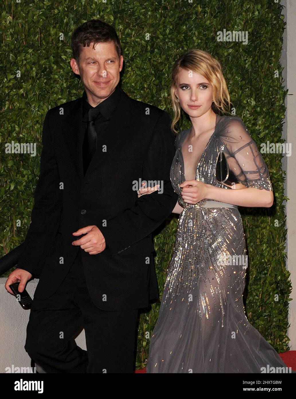 Emma Roberts und Gast bei der Vanity Fair Oscar Party 2011, veranstaltet von Graydon Carter, im Sunset Tower Hotel in Los Angeles, USA. Stockfoto