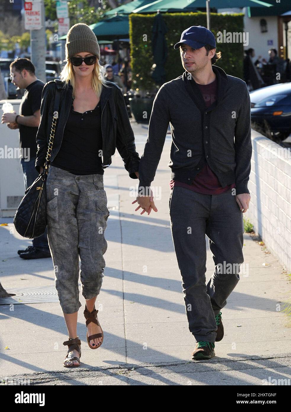 Zach Braff und seine Freundin Taylor Bagley essen im Urth Cafe in Los Angeles, CA zu Mittag. Stockfoto