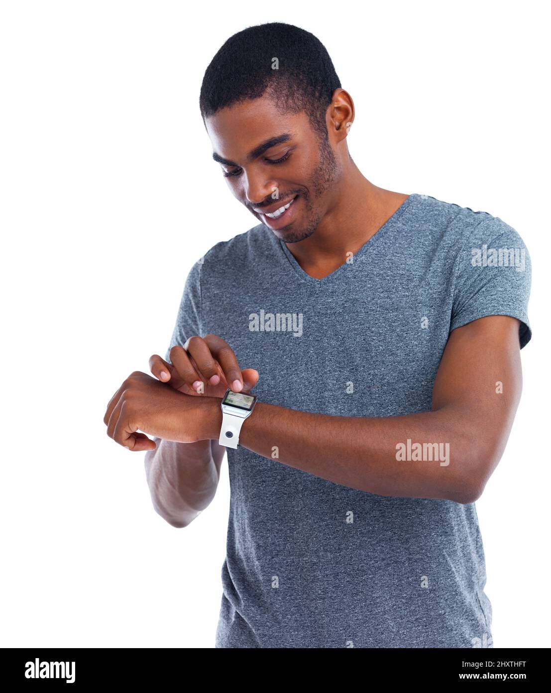 Lassen Sie mich die Zeit überprüfen, ich meine meine Nachrichten. Beschnittene Ansicht eines jungen Mannes, der eine Smartwatch mit digitaler Schnittstelle trägt. Stockfoto