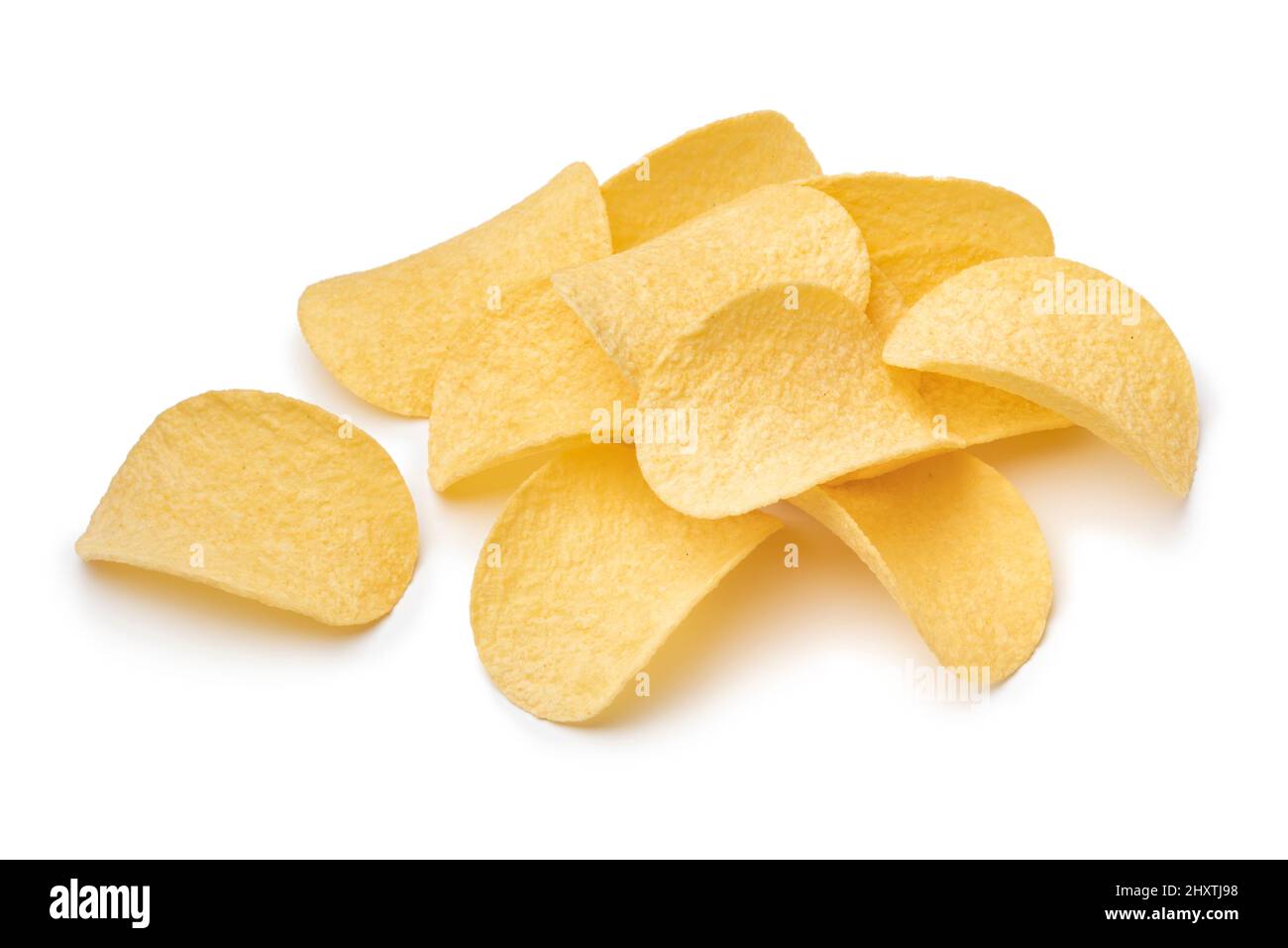 Haufen frittierter Kartoffelchips Nahaufnahme isoliert auf weißem Hintergrund Stockfoto
