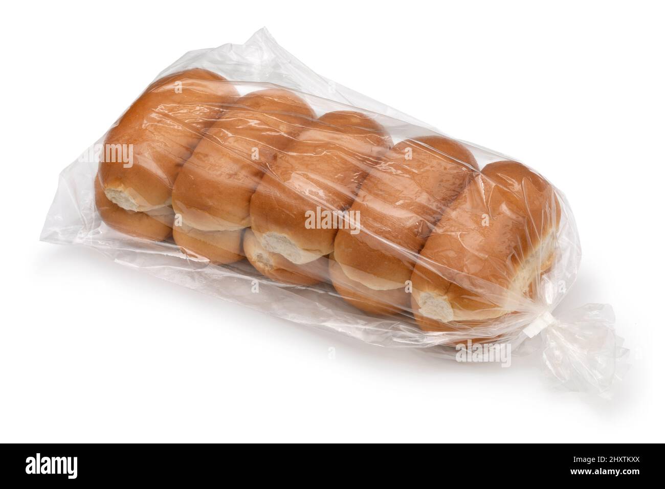 Transparente Plastiktüte mit traditionellen weißen, weichen Brötchen auf weißem Hintergrund Stockfoto
