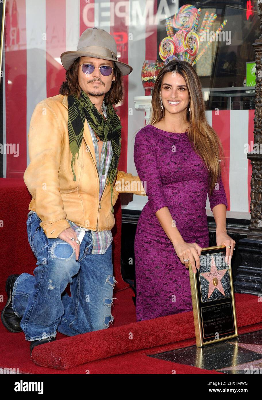 Die spanische Schauspielerin und Oscar-Preisträgerin Penelope Cruz (R) posiert mit dem US-Schauspieler Johnny Depp (L), als sie am 01. April 2011 auf dem Hollywood Walk of Fame in Hollywood, Kalifornien, USA, mit einem Stern geehrt wird. Cruz erhielt den 2436.-Sterne-Stern auf dem Hollywood Walk of Fame. Stockfoto
