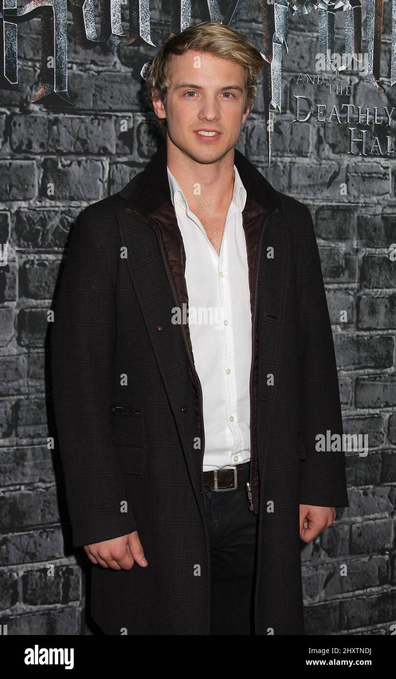Freddie Stroma nimmt an Harry Potter: The Exhibition Grand Opening im Discovery Times Square Exposition Center in New York, USA, Teil. Stockfoto