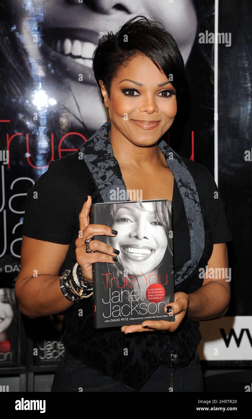 Janet Jackson signiert ihr neues Buch „True You: A Journey to finding and loving yourself“, das am 15. April 2011 in der Book Soup in West Hollywood, Kalifornien, stattfand. Stockfoto