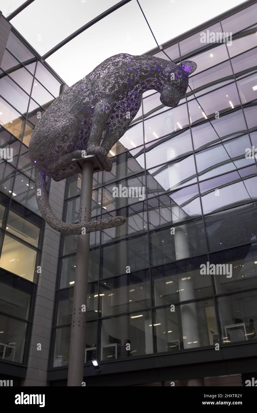 dh Leopard Statue ABERDEEN SCHOTTLAND Andy Scott heraldisches Symbol Stahlskulptur Marischal Square Atrium Stockfoto