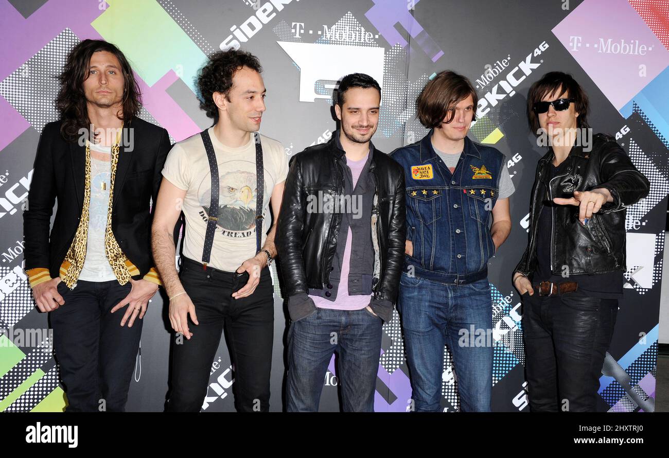 Nick Valensi, Albert Hammond Jr., Fabrizio Moretti, Nikolai Fraiture, Julian Casablancas, (The Strokes) trifft am 20. April 2011 auf der T-Mobile Sidekick 4G Launch Party in Beverly Hills, Kalifornien, ein. Stockfoto