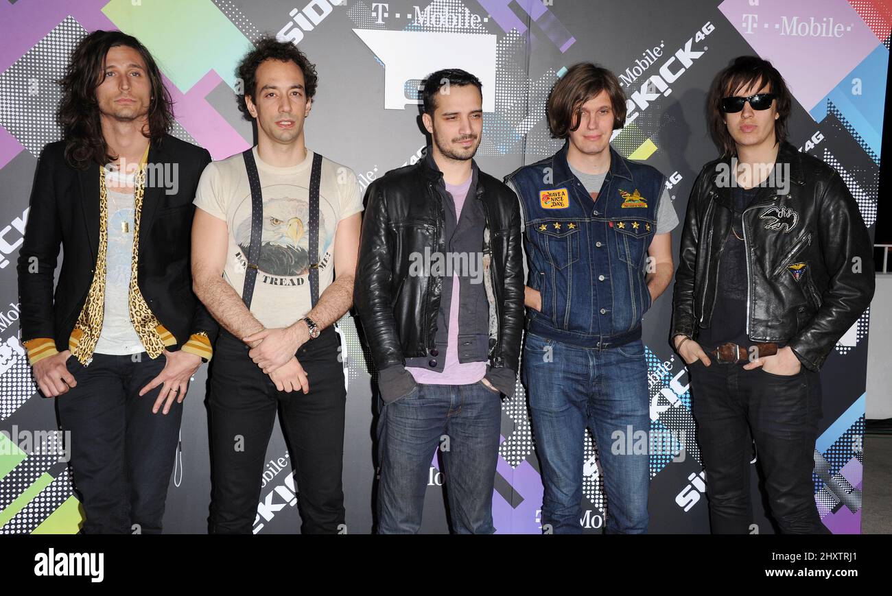 Nick Valensi, Albert Hammond Jr., Fabrizio Moretti, Nikolai Fraiture, Julian Casablancas, (The Strokes) trifft am 20. April 2011 auf der T-Mobile Sidekick 4G Launch Party in Beverly Hills, Kalifornien, ein. Stockfoto