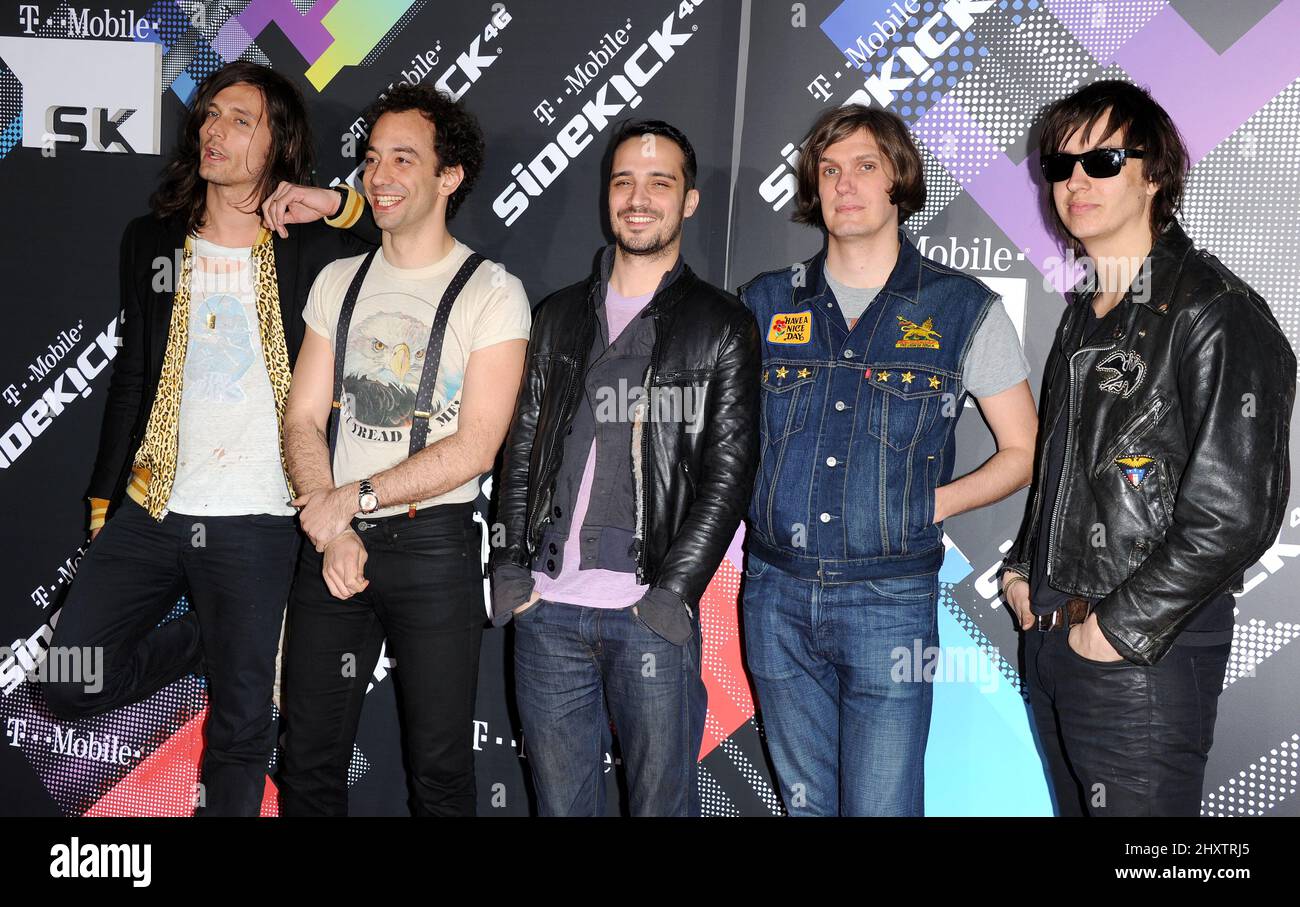 Nick Valensi, Albert Hammond Jr., Fabrizio Moretti, Nikolai Fraiture, Julian Casablancas, (The Strokes) trifft am 20. April 2011 auf der T-Mobile Sidekick 4G Launch Party in Beverly Hills, Kalifornien, ein. Stockfoto