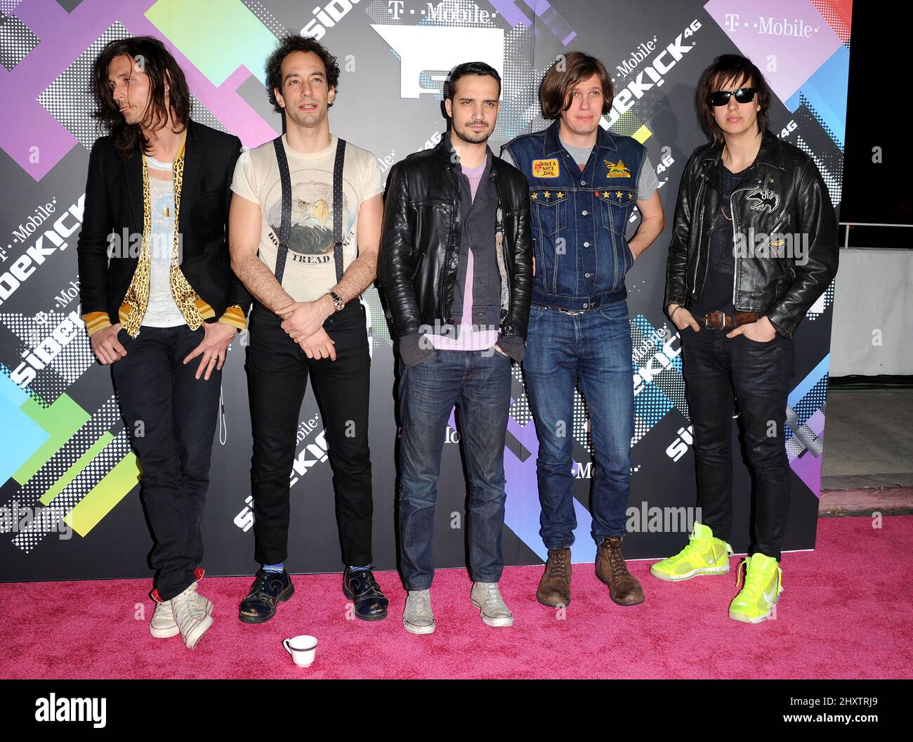Nick Valensi, Albert Hammond Jr., Fabrizio Moretti, Nikolai Fraiture, Julian Casablancas, (The Strokes) trifft am 20. April 2011 auf der T-Mobile Sidekick 4G Launch Party in Beverly Hills, Kalifornien, ein. Stockfoto