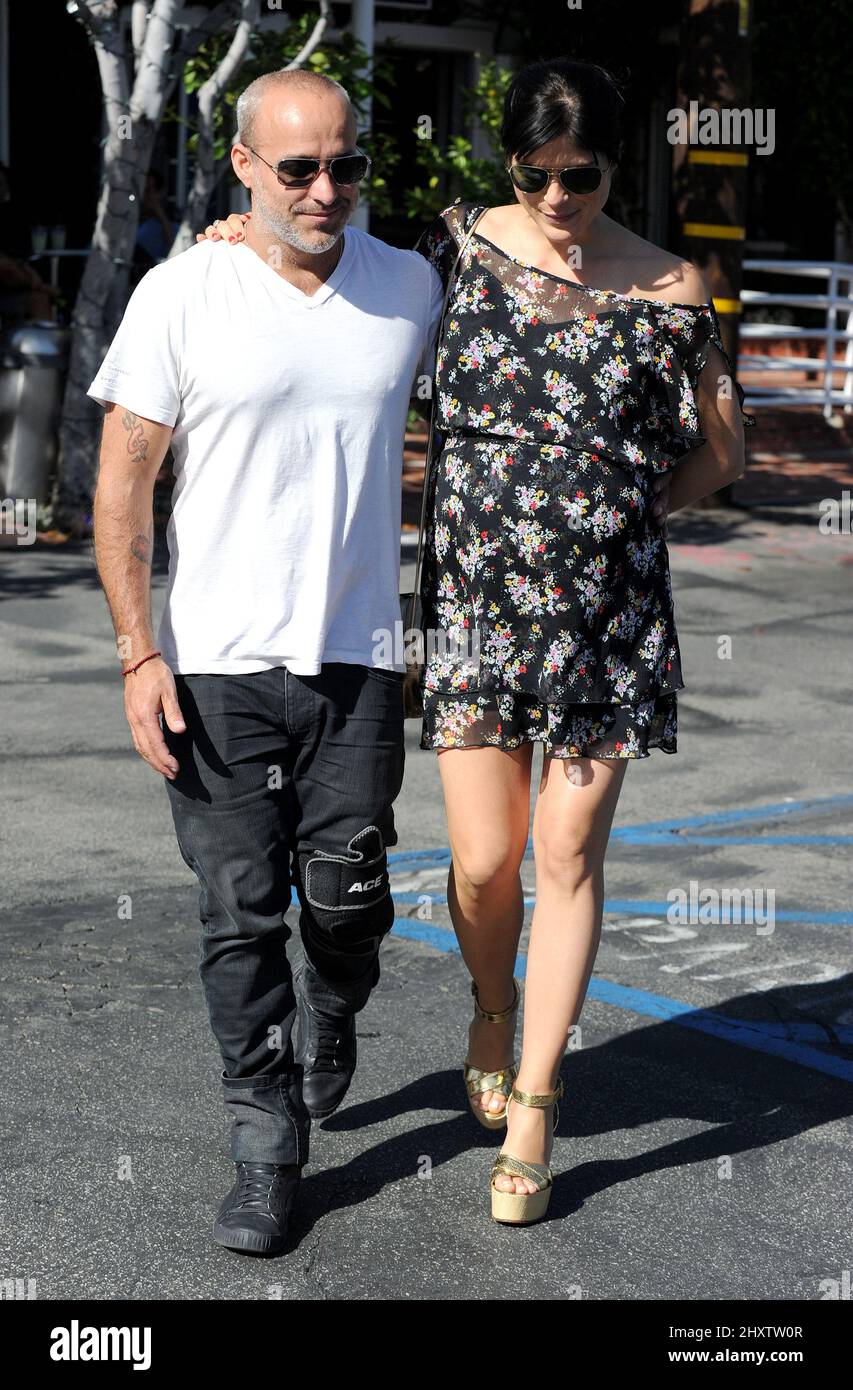Selma Blair und Freund Jason Bleick werden in Los Angeles, Kalifornien, gesehen Stockfoto
