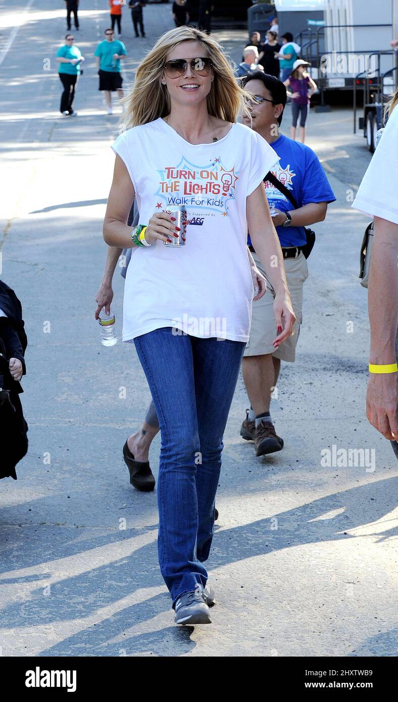 Heidi Klum nimmt am „Turn on the Lights“ 5K Walk in Support of Childrens Hospital im Griffith Park in Los Angeles, USA, Teil. Stockfoto