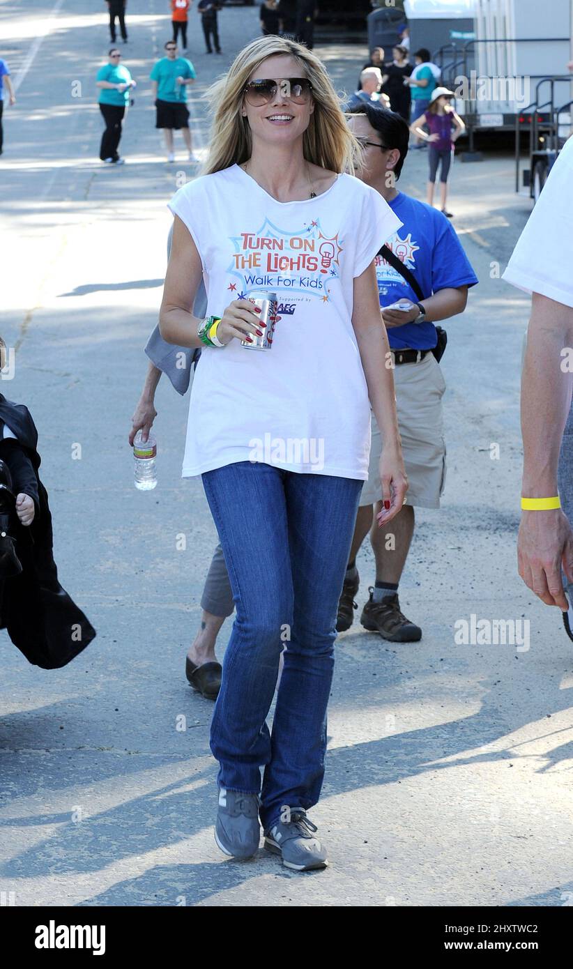 Heidi Klum nimmt am „Turn on the Lights“ 5K Walk in Support of Childrens Hospital im Griffith Park in Los Angeles, USA, Teil. Stockfoto