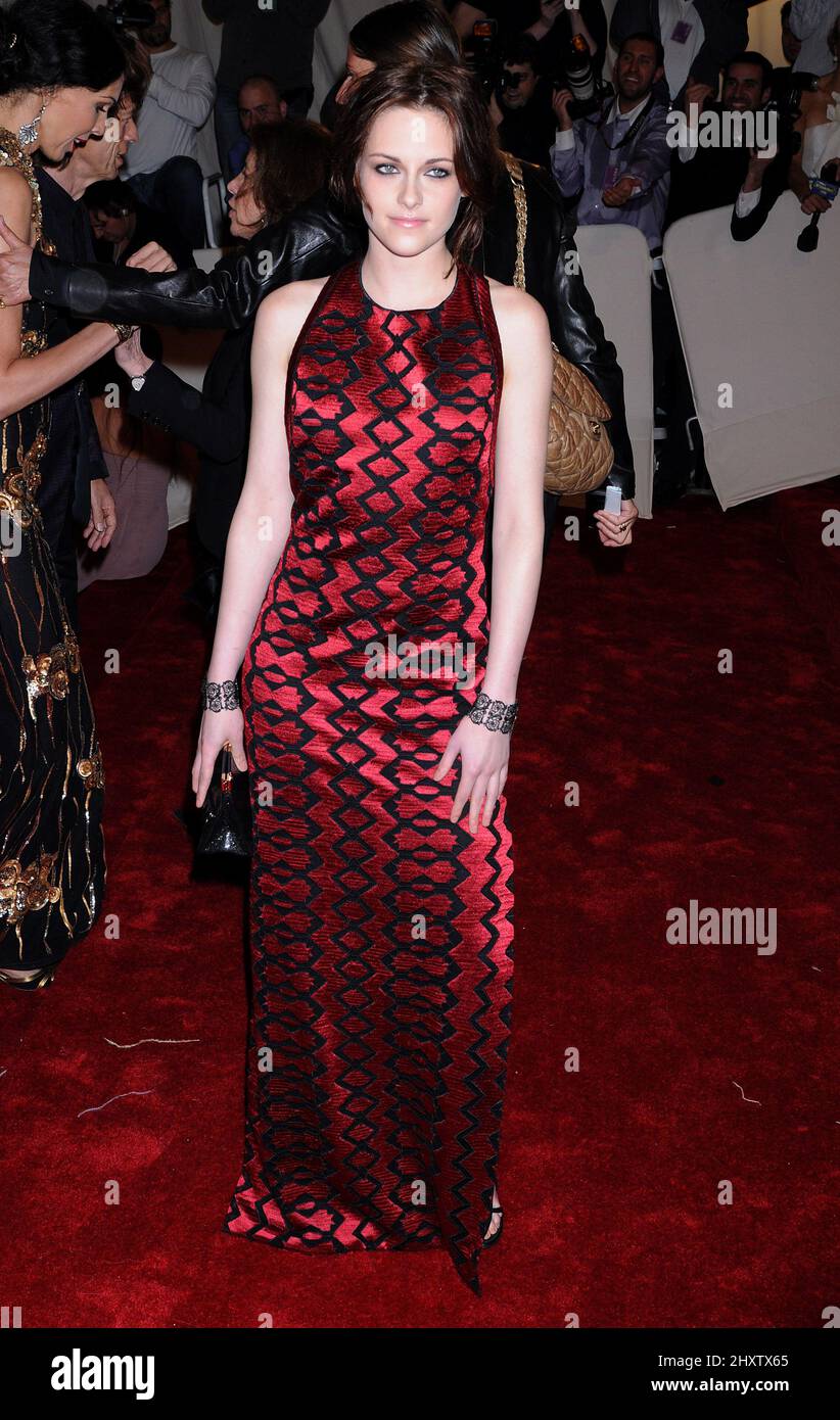 Kristen Stewart kommt zur Benefizgala des Metropolitan Museum Costume Institute zur Feier von Alexander McQueen im Metropolitan Museum of Art, New York. Stockfoto