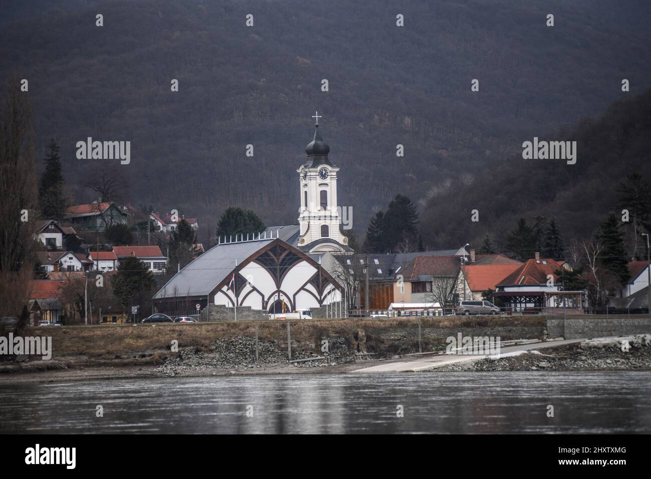 Visegrad: Donauufer und Skyline mit der Kirche des heiligen Johannes des Täufers. Ungarn Stockfoto
