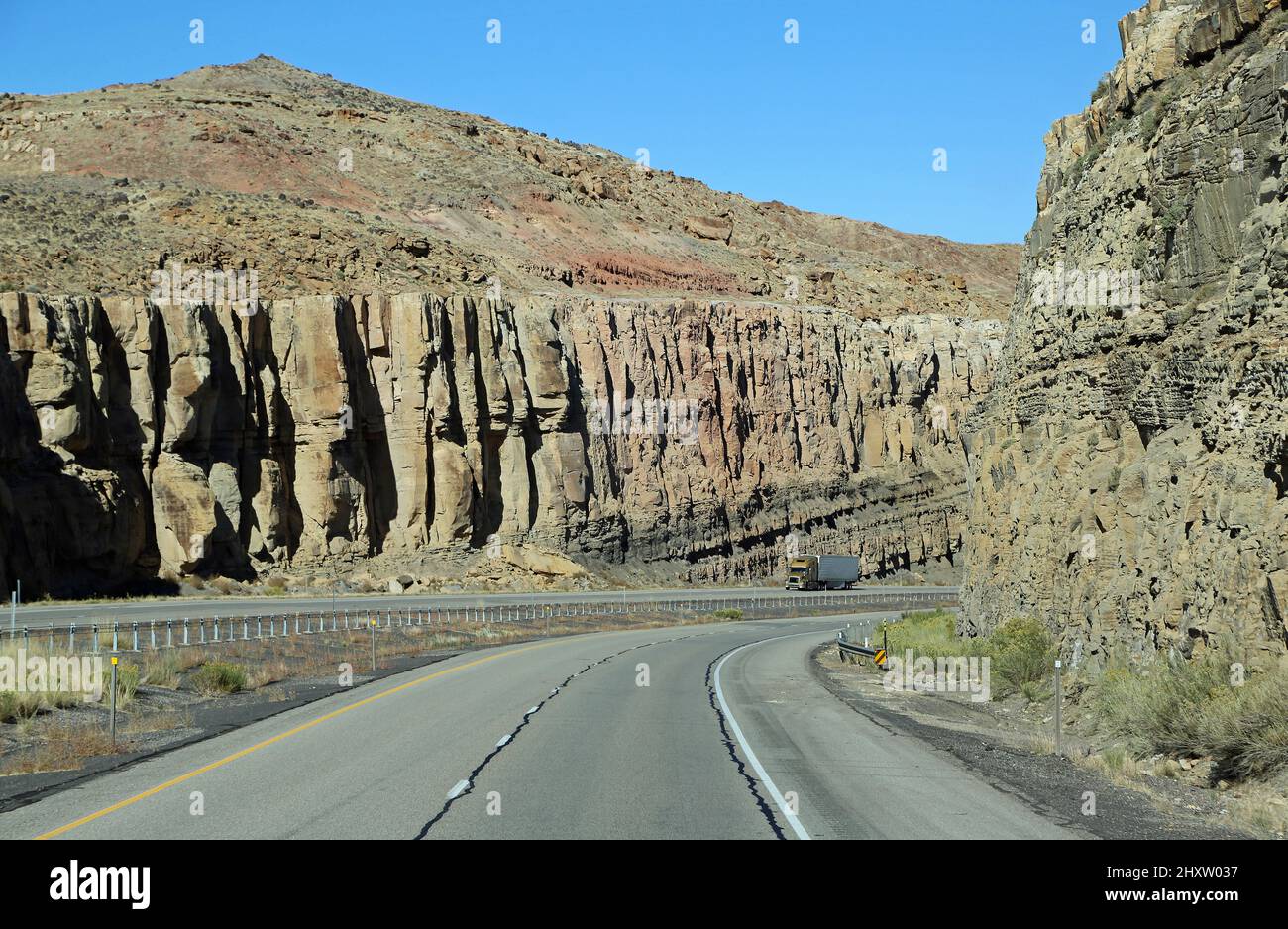 LKW fährt den Canyon hinauf - Utah Stockfoto