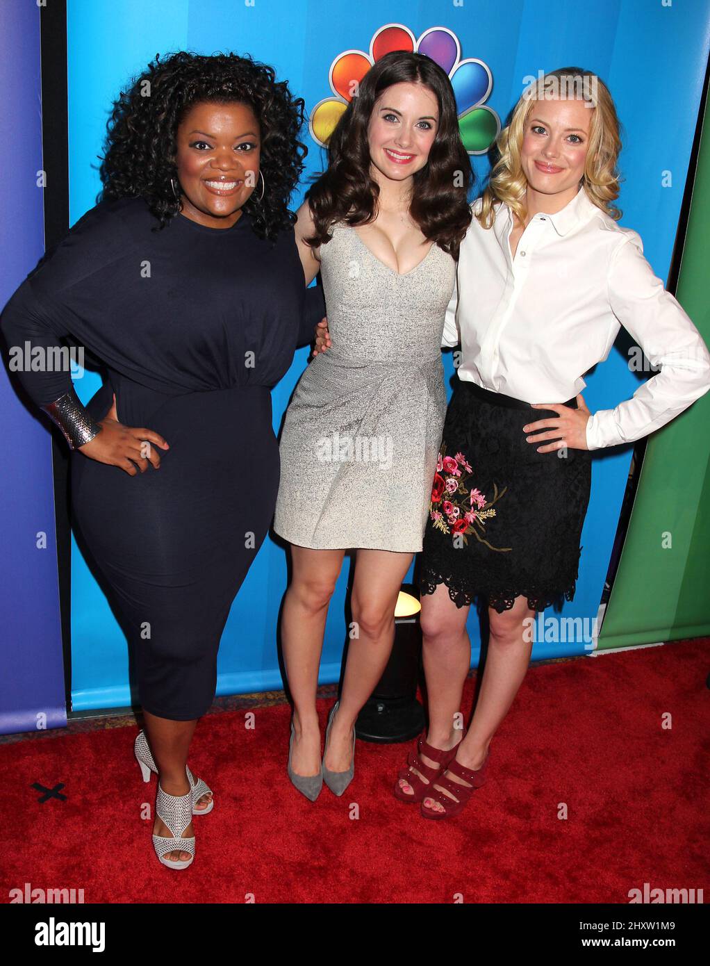 Yvette Nicole Brown, Alison Brie und Gillian Jacobs nehmen an der NBC Upfront Presentation 2011-2012 im Hilton Hotel in New York Teil Stockfoto