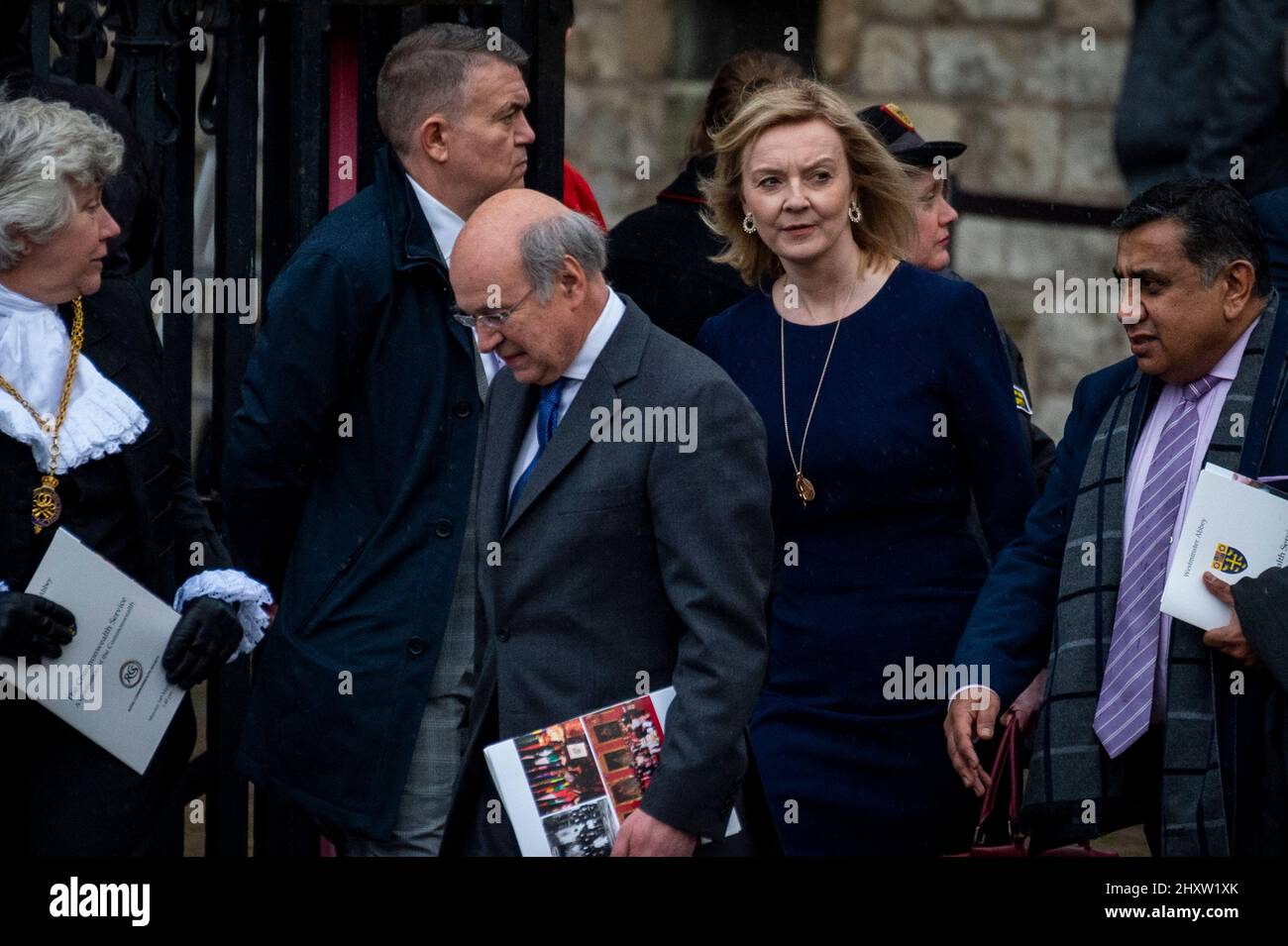 London, Großbritannien. 14. März 2022. Liz Truss, Staatssekretärin für auswärtige Angelegenheiten, Commonwealth- und Entwicklungsangelegenheiten, verlässt den Commonwealth Service in Westminster Abbey, der seit 1972 stattfindet und die Menschen und Kulturen der 54 Commonwealth-Nationen feiert. Die Königin, die sich vor kurzem von Covid-19 erholt hatte, war nicht anwesend und der Prinz von Wales vertrat sie. Kredit: Stephen Chung / Alamy Live Nachrichten Stockfoto