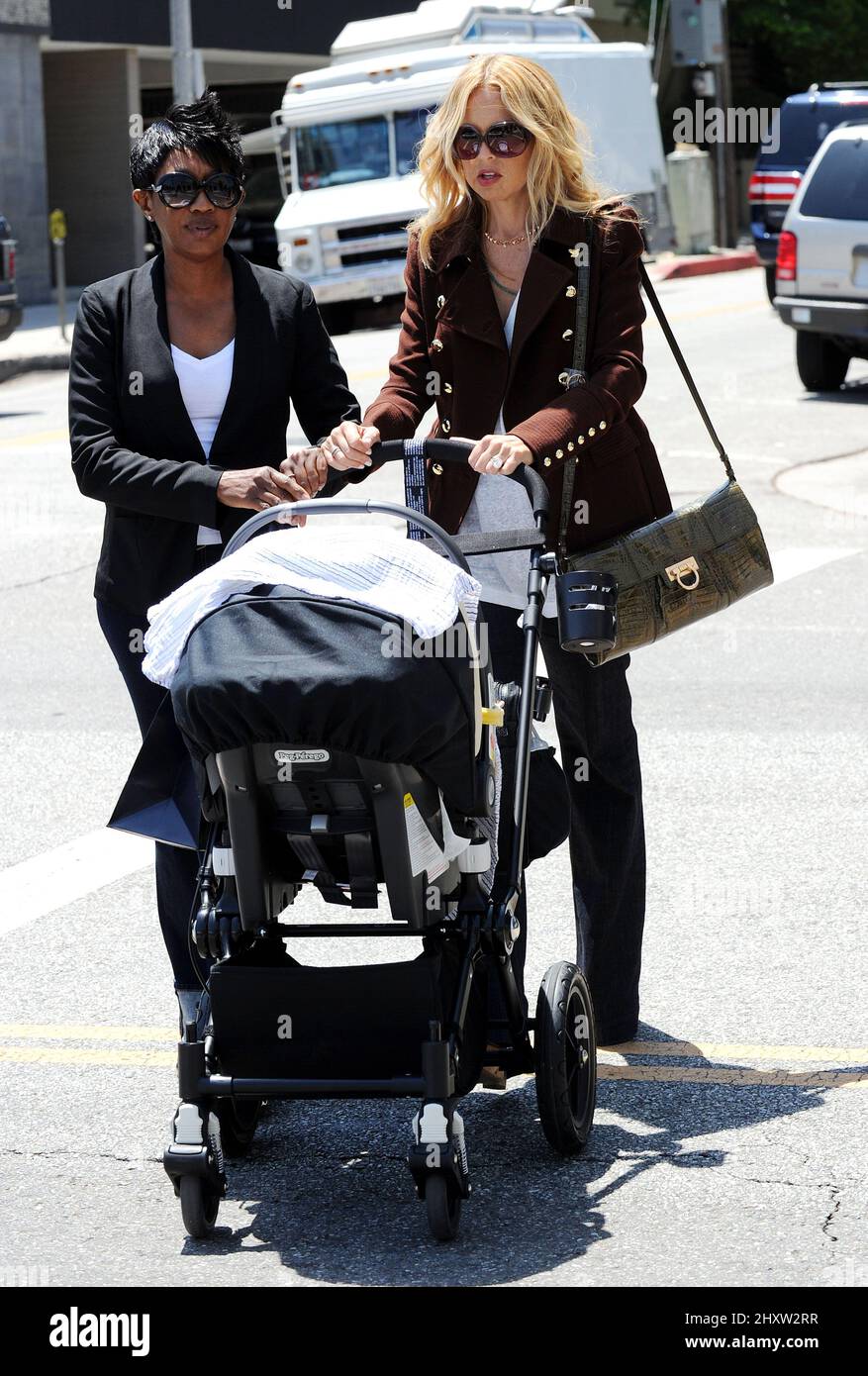 Rachel Zoe bringt ihr Baby auf dem Roberston Blvd, Los Angeles, zum Einkaufen mit. Stockfoto