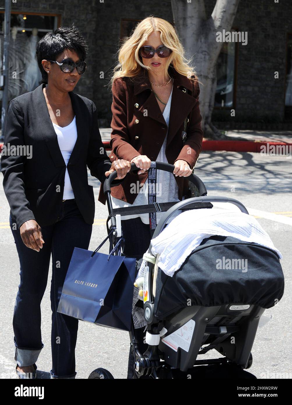 Rachel Zoe bringt ihr Baby auf dem Roberston Blvd, Los Angeles, zum Einkaufen mit. Stockfoto