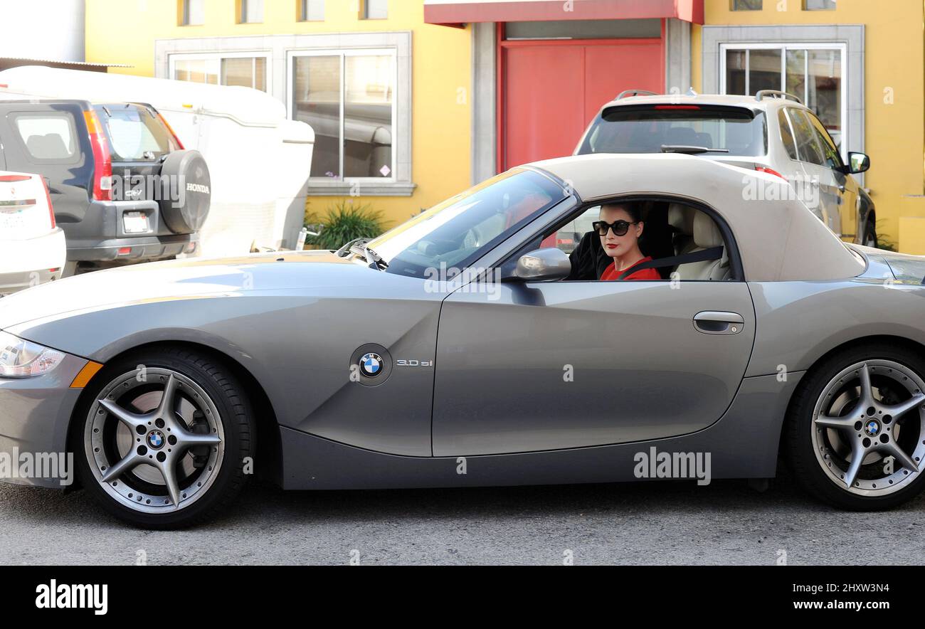 DITA von Teese hat im Vivienne Westwood Store in Los Angeles einkaufen gesehen. Stockfoto