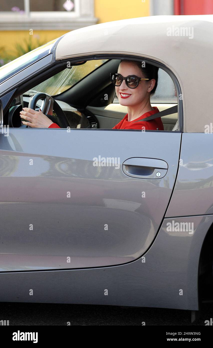 DITA von Teese hat im Vivienne Westwood Store in Los Angeles einkaufen gesehen. Stockfoto