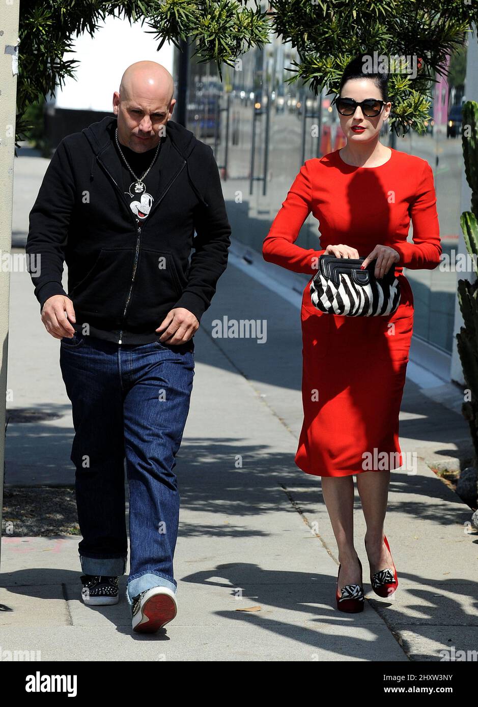 DITA von Teese hat im Vivienne Westwood Store in Los Angeles einkaufen gesehen. Stockfoto