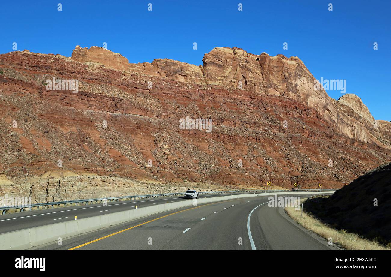 Rote Mauer und die Straße - Spotted Wolf Canyon, Utah Stockfoto