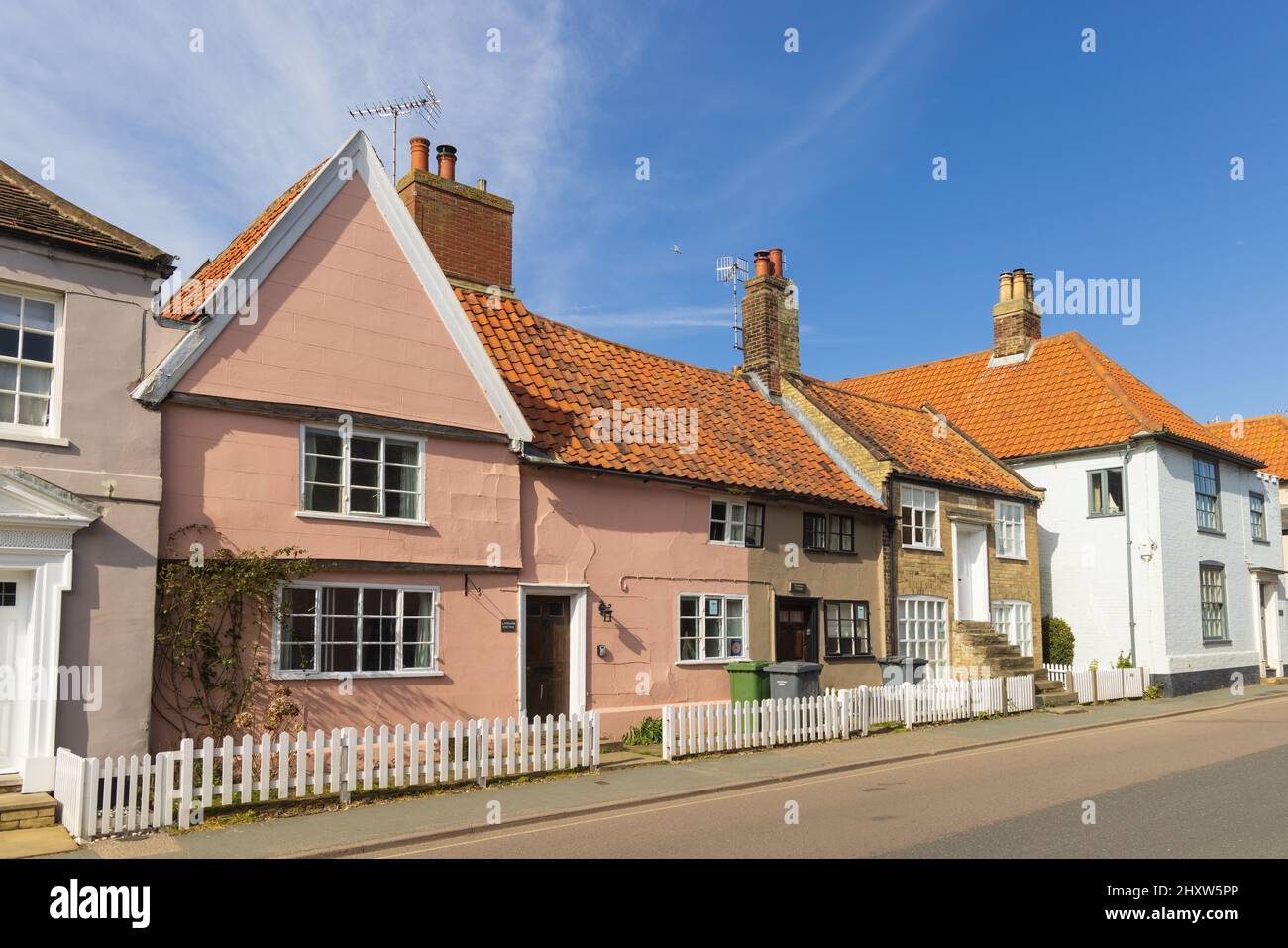 Reihe von alten Cottages auf der Aldeburgh High Street. VEREINIGTES KÖNIGREICH Stockfoto