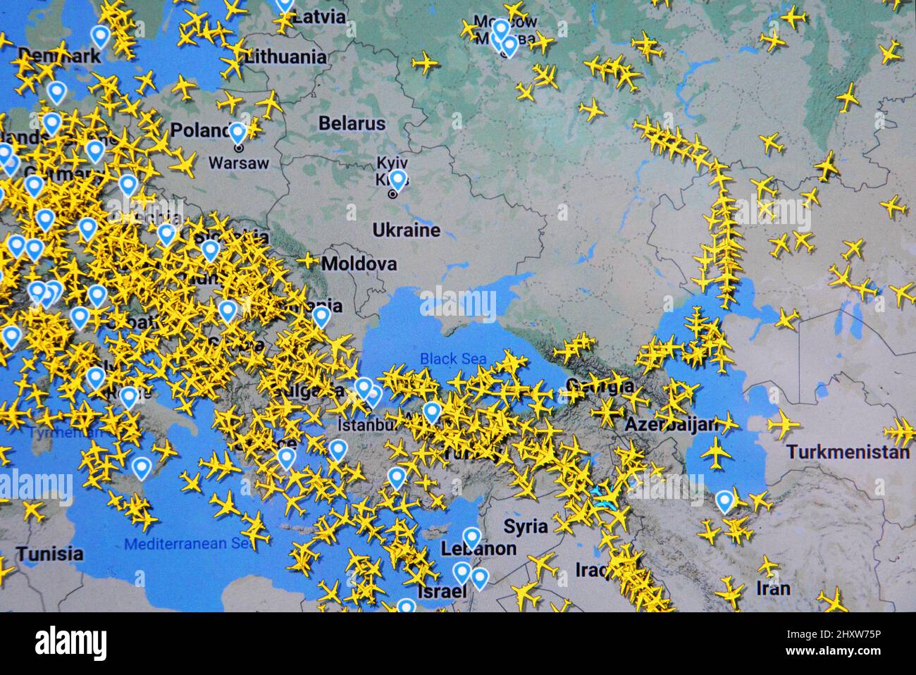 Flugverkehr über Osteuropa ( 7. märz 2022, 2,30 Uhr ) Stockfoto