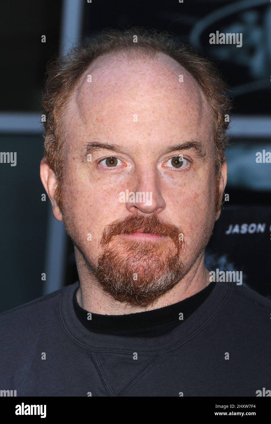 Louis C.K. bei der Premiere von Wilfred & Louie im FX Network im ArcLight Hollywood Cinemas, Hollywood. Stockfoto