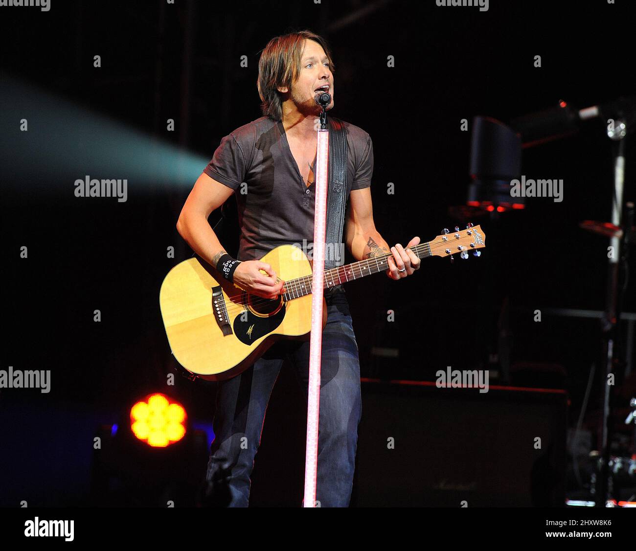 Keith Urban tritt bei der Get Closer Tour 2011 im RBC Center, North Carolina, auf. Stockfoto