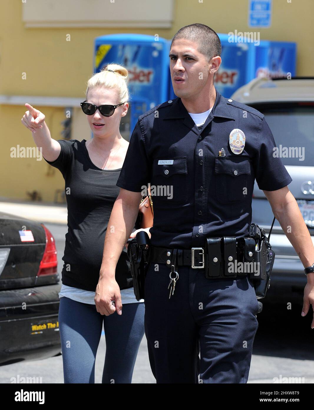 Januar Jones bekommt eine Polizeieskorte, als sie einen Nagelsalon in Los Angeles, USA, verlässt. Stockfoto