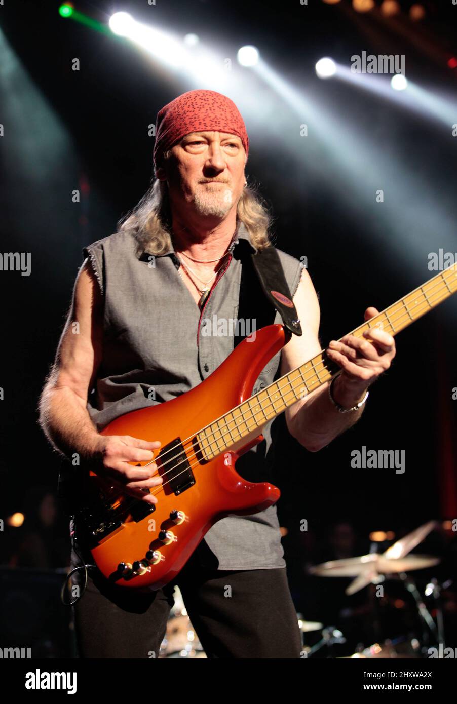 Roger Glover of Deep Purple tritt während der Deep Purple 2011 Tour im Bethel Woods Center for the Arts in New York, USA.SA.COM, live auf Stockfoto