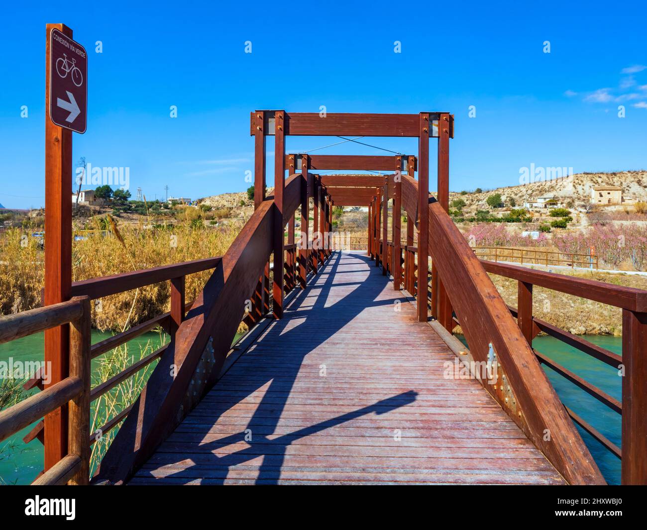 Holzbrücke über den Fluss Segura, der durch Cieza, Murcia führt Stockfoto