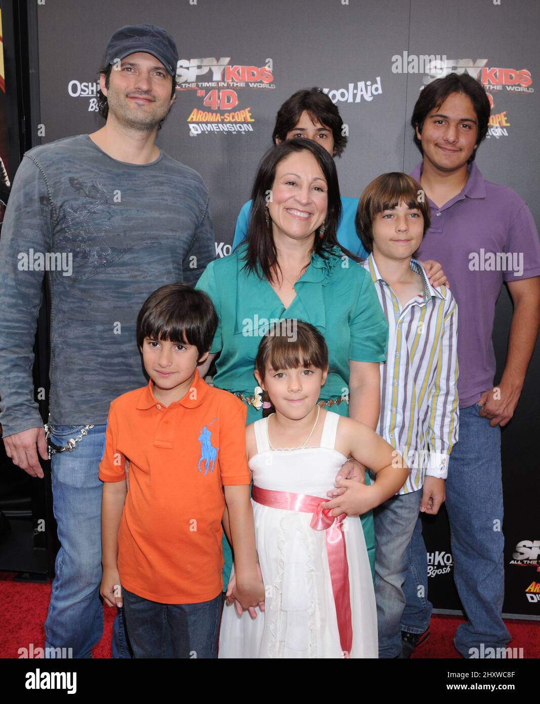Robert Rodriguez, Ex-Frau Elizabeth Avellan, Tochter Rhiannon, Sons Rocket, Racer, Rebel und Rogue bei der Weltpremiere „Spy Kids: All the Time in the World“ von Aroma-Scope im Jahr 4D, die im Regal Cinemas in L.A. stattfand Leben in Los Angeles, CA. Stockfoto