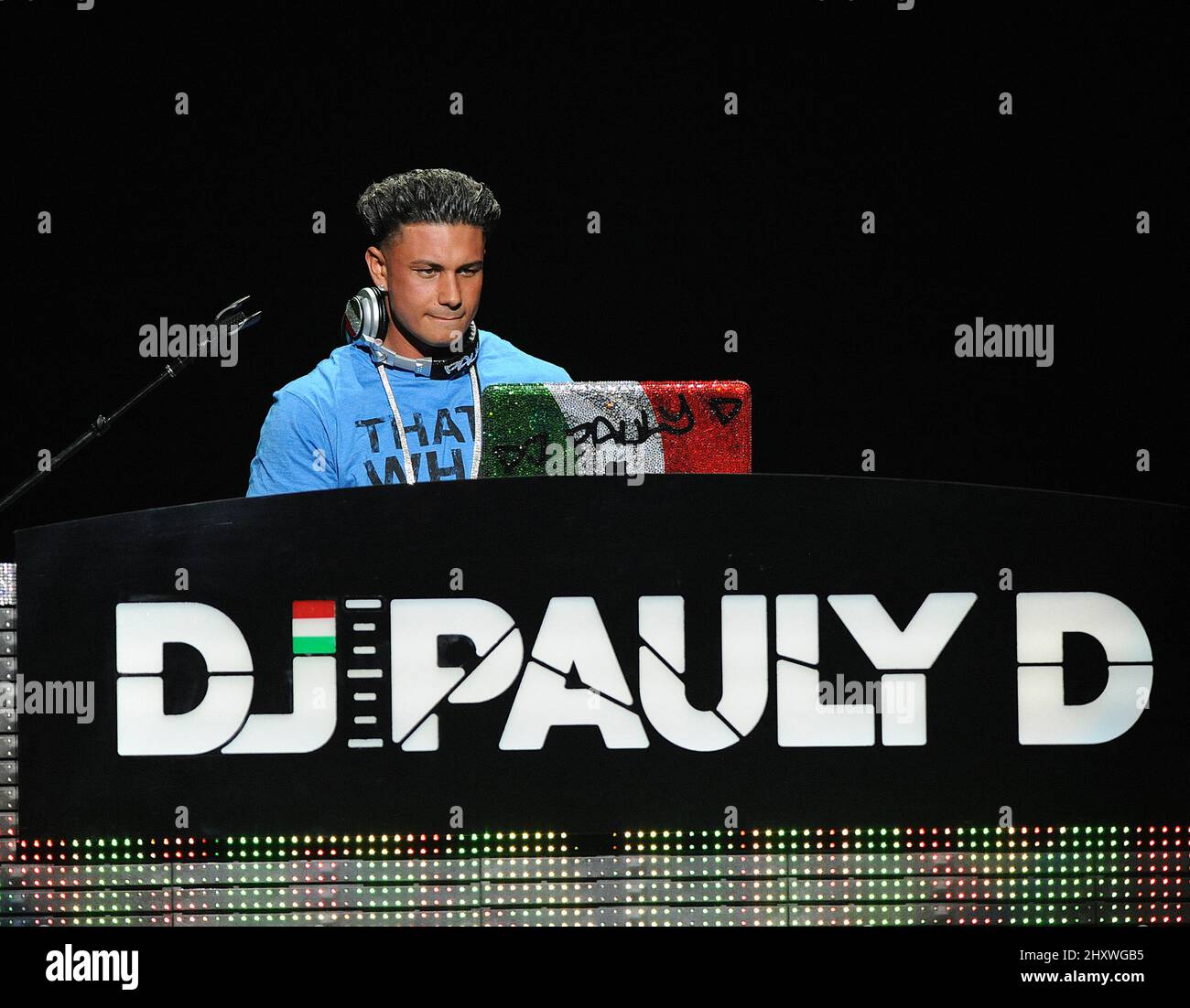 DJ Pauly D spielt während der Femme Fatale Tour 2011 in Raleigh, North Carolina, ein Live-DJ-Set Stockfoto