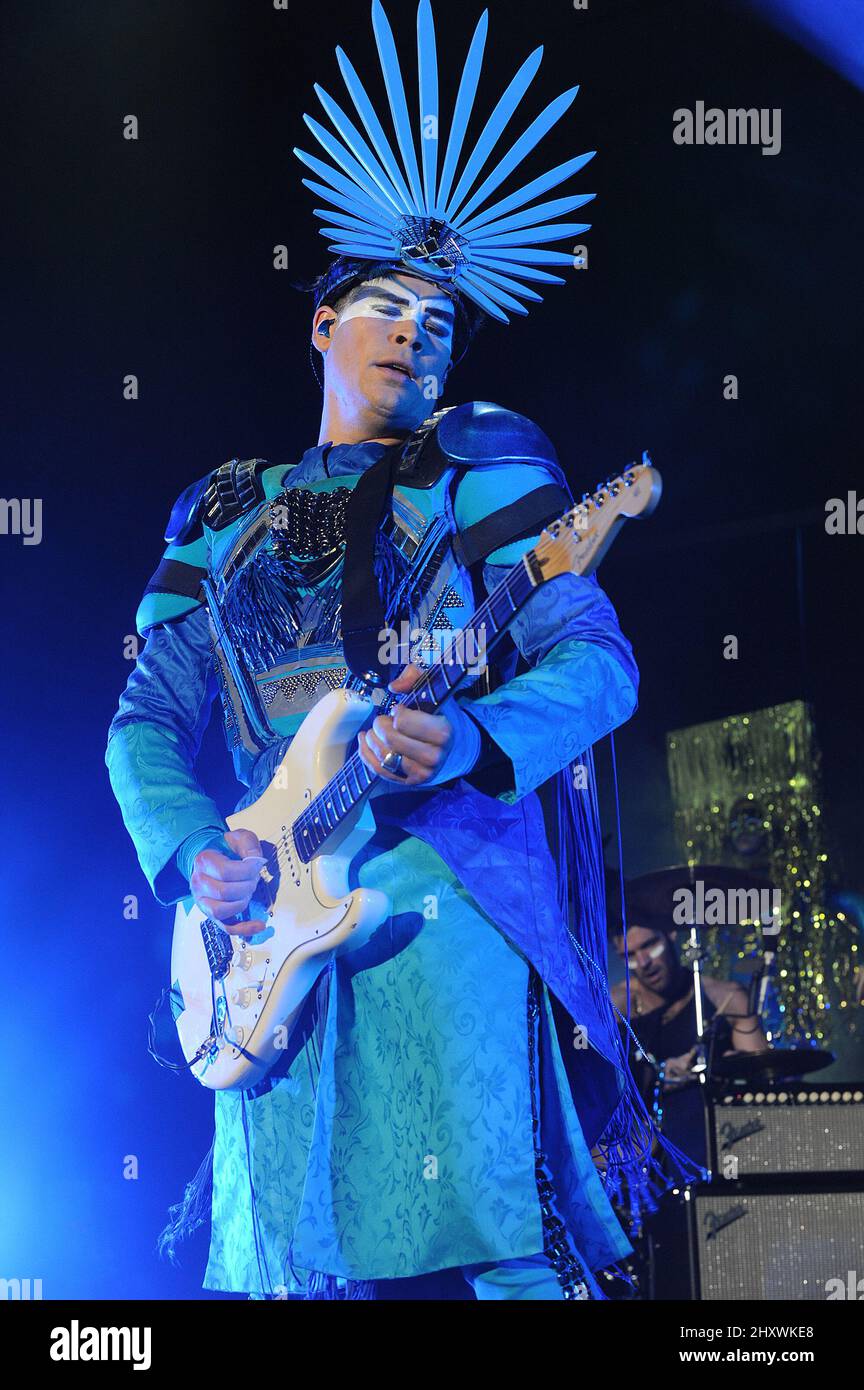 Luke Steele, Empire of the Sun tritt beim Virgin Music Festival Freefest 2011 auf, das im Merriweather Post Pavilion in Columbia, MD Stockfoto