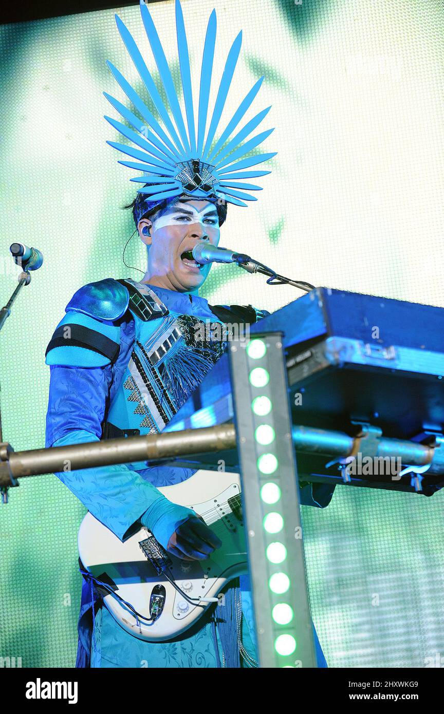 Luke Steele, Empire of the Sun tritt beim Virgin Music Festival Freefest 2011 auf, das im Merriweather Post Pavilion in Columbia, MD Stockfoto