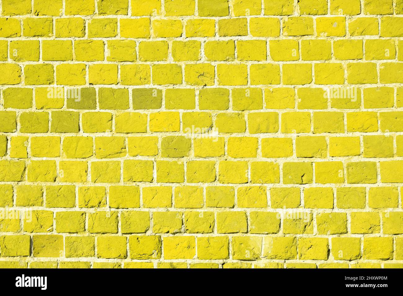 Gelbe Backsteinmauer. Hintergrund eines alten Backsteingebäudes. Das alte Mauerwerk, Mauerwerk. Stockfoto