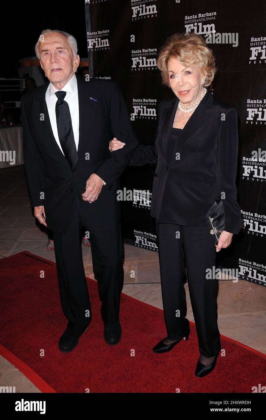 Kirk Douglas und Frau Anne beim Kirk Douglas Award for Excellence in Film zu Ehren von Michael Douglas 2011 im Biltmore Four Seasons Hotel in Santa Barbara, CA. Stockfoto