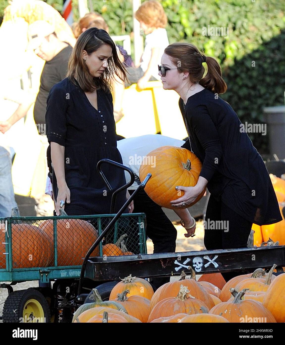 Jessica Alba beim Mr Bones Pumpkin Patch in Los Angeles, USA. Stockfoto