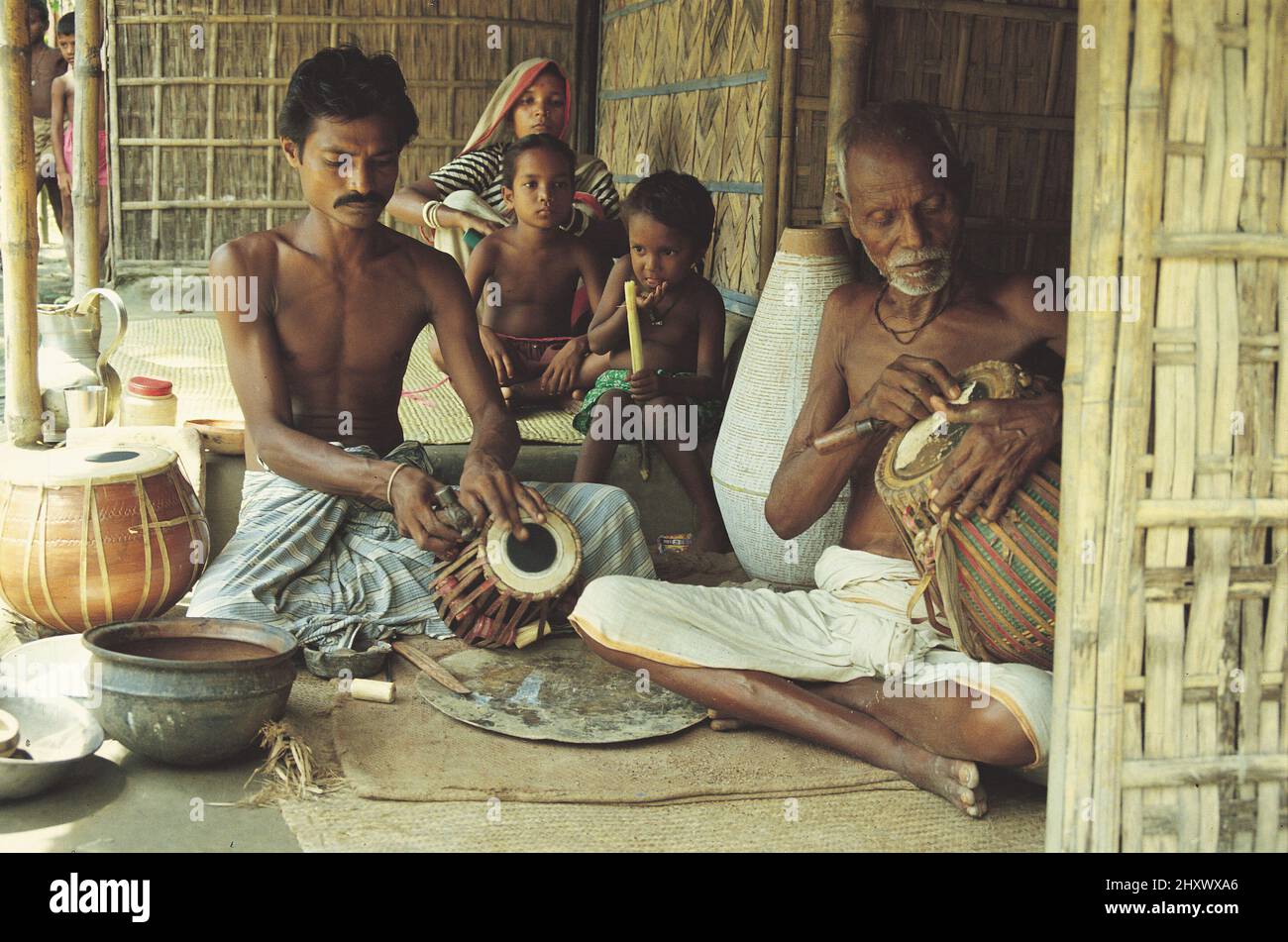 Eine Gruppe von Volksmusikern, die an lokalen Trommeln (Tabla) arbeiten, die bei Volksliedern verwendet werden, werden aufgeführt. In der Regel werden diejenigen, die Tabla während der Volksmusik spielen, als Tabalchis bezeichnet. Bangladesch. Stockfoto