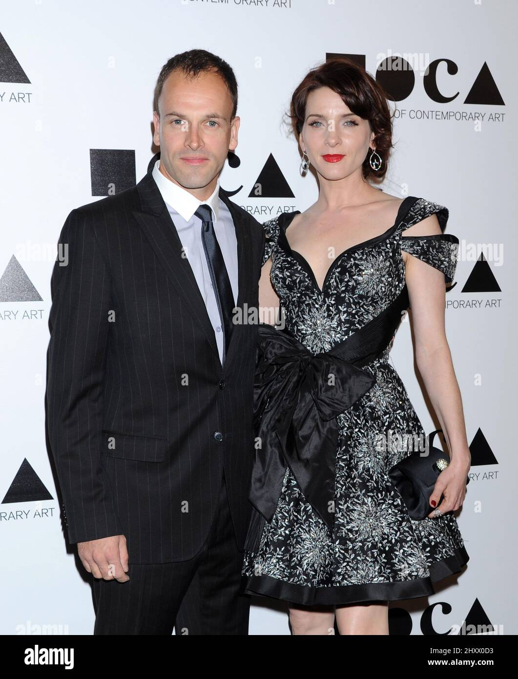 Jonny Lee Miller und Michele Hicks nehmen the2011 an der MOCA Gala „an Artists Life Manifesto“ Teil, die in der MOCA Grand Avenue in Los Angeles, USA, stattfand. Stockfoto