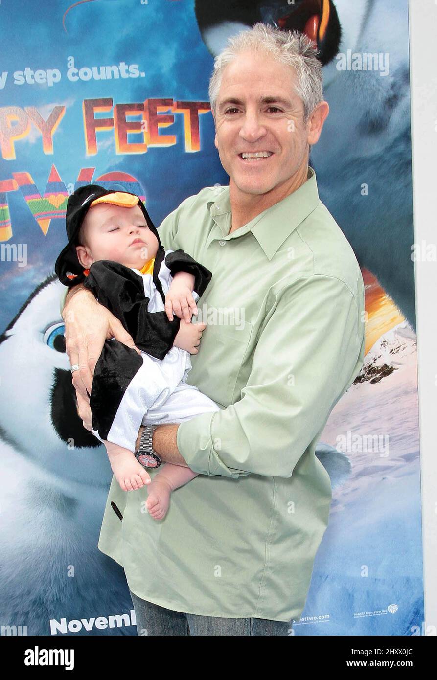 Carlos Alazraqui und seine Tochter während der Weltpremiere „Happy Feet 2“ im Grauman's Chinese Theatre in Hollywood, Kalifornien Stockfoto