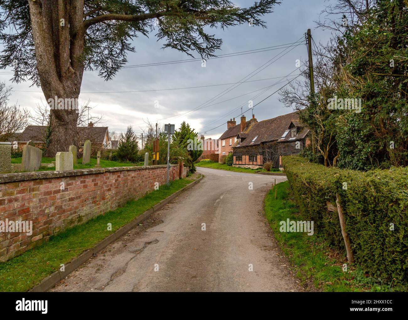 Blick auf die Straße in Worcestershire Dorf von Kington. Stockfoto